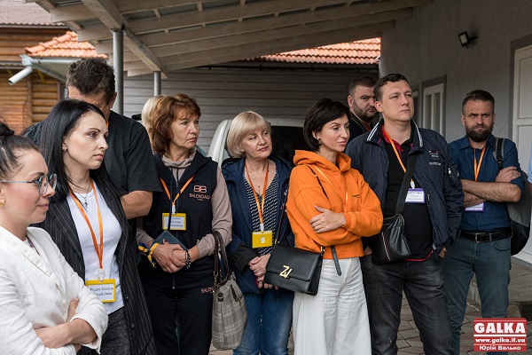 Чаї, кераміка та ліжники: як підприємці прифронтових областей знайомилися з локальними ремеслами Прикарпаття
